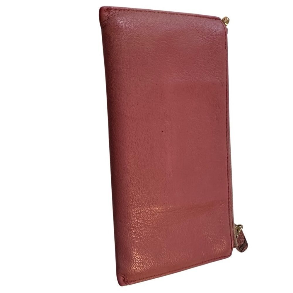 Chanel Pink Clutch with Iconic Logo and Minimalist Design - Picture 11 of 16